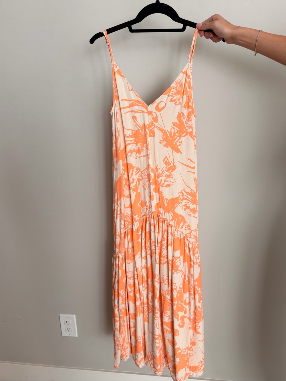 Sleeveless V-Neck Floral Maxi Dress in Cream & Peach